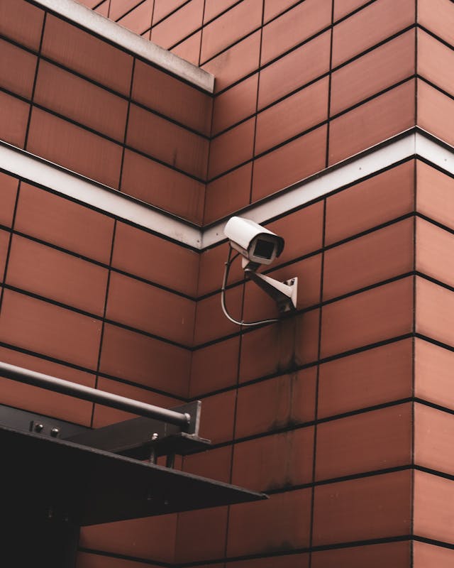 Een Kritische Blik op Bewakingscamera’s: Bescherming en Privacy in Balans